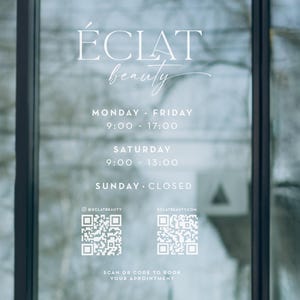 Op de afbeelding: Een glazen deur met de woorden "ÉCLAT beauty" in witte letters. De deur toont openingstijden: maandag-vrijdag 9:00-17:00 uur, zaterdag 9:00-13:00 uur en zondag gesloten. Inclusief QR-codes.