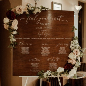 Plano de mesa de madera de boda rústico con vinilos calcomanías / pegatinas de vinilo • Instrucciones + herramientas proporcionadas • Carteles de bienvenida a juego • <30 minutos para aplicar