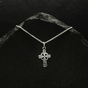 Sierlijke Keltische kruisketting Sterling zilveren kruishanger herensieraden. Christelijke sieraden voor vrouwen Iona Cross Schotse cadeau Keltische ketting