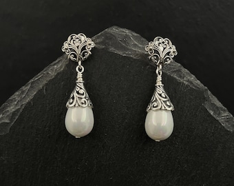 Boucles d'oreilles en argent sterling avec perles en forme de larme de la Renaissance. Boucles d'oreilles pendantes Tudor Jewelry. Cadeau de mariage inspiré d'Outlander. D'inspiration historique