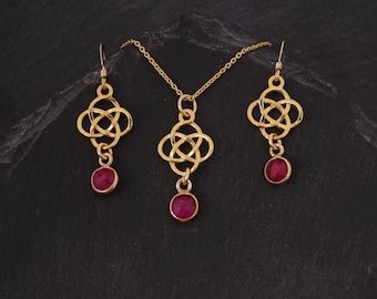 Outlander Celtic Ruby Sieraden Set Gouden Vermeil Sieraden. Robijn ketting Keltische oorbellen juli Birthstone Sieraden. Gouden Ketting Bruiloft Sieraden