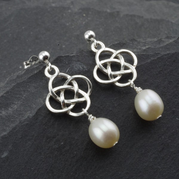 Boucles d'oreilles celtiques en argent sterling, perles d'eau douce blanches. Cadeau nuptiale amour infini de bijoux écossais pour elle. Boucles d'oreilles elfiques Bijoux en perles