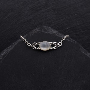 Pulseira de madrepérola com nó celta Prata esterlina Joias celtas. Pulseira de bruxa Joias élficas Presente. Pulseira de casamento Joias escocesas