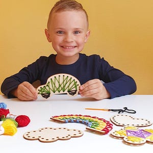 Kit d'apprentissage de la couture pour enfants avec aiguille en plastique kit de couture Montessori ; Kit de couture de broderie pour enfants d'âge préscolaire, premier kit de compétences en couture pour enfants