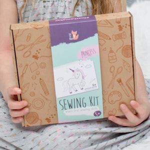 Eerste naaisetje voor meisjes met kartonnen naaikaarten. Knutselpakket voor kinderen om de eerste naaivaardigheden te leren. Ambachtelijk brievenbuscadeau voor 6 jaar