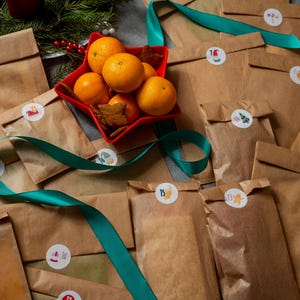 Adventskalender für Kinder mit 24 Bastelprojekten. Adventskalender Bastelpackung. Weihnachts-Countdown-Handwerk. 24 Tage Adventskalender basteln.
