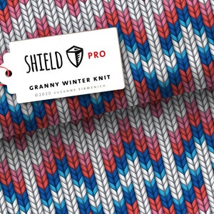 Könnte beinhalten: Ein weißes Etikett mit dem Text "SHIELD PRO GRANNY WINTER KNIT ©2020 SUSANNE FIRMENICH" und einem Schildlogo. Das Etikett ist über einem gestrickten Stoff mit einem sich wiederholenden Muster aus Weiß, Rot, Rosa und Blau platziert.
