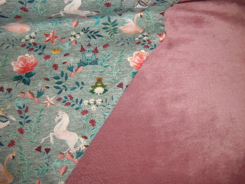 K&ouml;nnte beinhalten: Ein gr&uuml;ner Stoff mit einem wei&szlig;en Einhorn, einem rosa Flamingo und einem Blumenmuster. Der Stoff wird mit einem einfarbigen, staubigen rosafarbenen Stoff kombiniert.