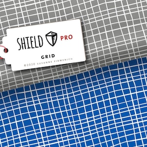 Könnte beinhalten: Ein weißes Etikett mit dem Text "SHIELD PRO GRID ©2020 SUSANNE FIRMENICH" und einem schwarz-weißen Schildlogo. Das Etikett befindet sich auf einem grauen und weißen Gittermuster. Der untere Teil des Bildes zeigt ein blaues und weißes Gittermuster.