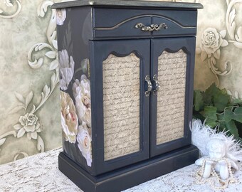 Vintage Musical Jewelry Box, Romantic Gift for Woman,  Gold Ring Holder, Necklace Storage, One of a Kind, plays Schubert Serenade