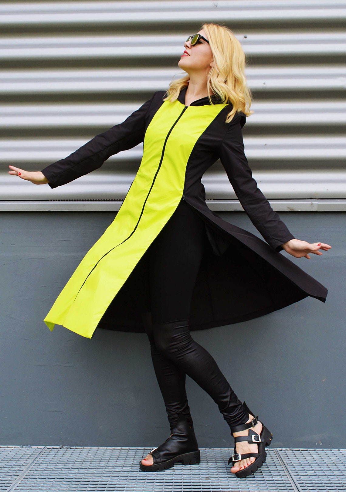un black zipper raincoat avec multiples fermetures éclair pour une grande flexibilité