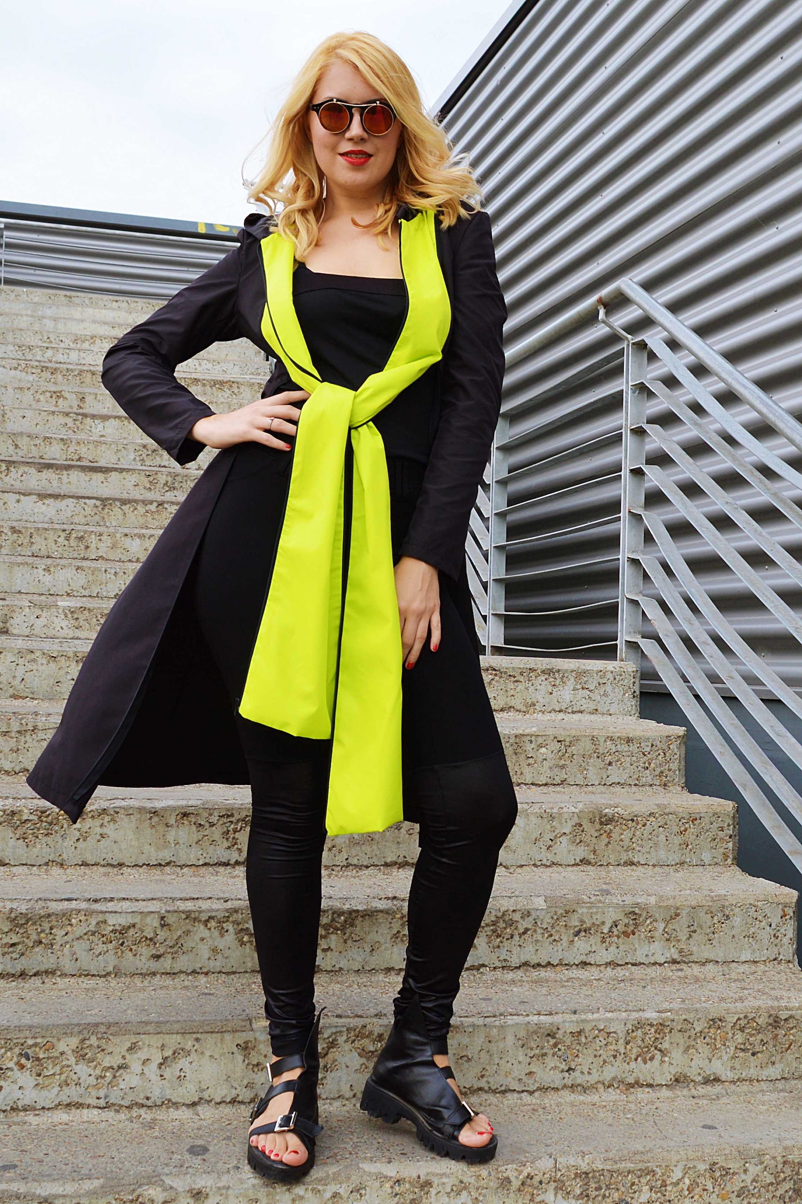 un black zipper raincoat avec une silhouette élégante et des bretelles ajustables