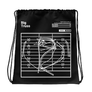 Puede incluir: Mochila negra con cordón de ajuste con un diagrama de jugada de fútbol blanco en la parte delantera. El diagrama de jugada muestra la ruta de un jugador de fútbol corriendo una ruta. El texto "Big Truss" está en la parte superior de la bolsa. El texto "Regular Season, Week 10" está en la parte superior del diagrama. El texto "Paul Brown Stadium, 10 November 2019" está debajo del texto "Regular Season, Week 10". El texto "BALTIMORE 49" está en el lado izquierdo del diagrama. El texto "CINCINNATI 13" está en el lado derecho del diagrama. El texto "2nd & 3 3Q 8:08" está debajo del diagrama.