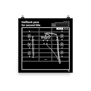 Puede incluir: Una ilustración en blanco y negro de un diagrama de jugada de fútbol americano. El diagrama muestra la jugada del Super Bowl XII, donde los Dallas Cowboys derrotaron a los Denver Broncos 27-10. El pie de foto dice "Halfback pass for second title".
