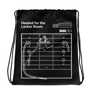 Puede incluir: Bolsa de cordón negro con un diagrama de jugada de fútbol blanco y el texto "Headed for the Locker Room". El diagrama de jugada muestra un campo de fútbol con una jugada dibujada en él. El texto "Divisional Round", "Giants Stadium, 7 January 1990", "Los Angeles 19", "New York 13", "1st & 15" y "OT" también está incluido.