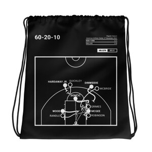 Puede incluir: Bolsa de cordón negra y blanca con un diagrama de cancha de baloncesto y los nombres de los jugadores. El marcador es 60-20-10. El texto "4th QTR 00:01" también está incluido.