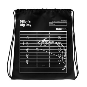 Puede incluir: Bolsa de cordón negro con un diagrama de jugada de fútbol blanco y el texto "Dillon's Big Day". El diagrama de jugada muestra el campo de fútbol con líneas de yardas y una ruta para una jugada de fútbol. El texto "Regular Season" y "Paul Brown Stadium, 22 October 2000" está en la parte superior de la bolsa. El texto "Denver 21" y "Cincinnati 31" está en el lado derecho de la bolsa. El texto "2nd & 8 4Q 1:49" está en la parte inferior de la bolsa.