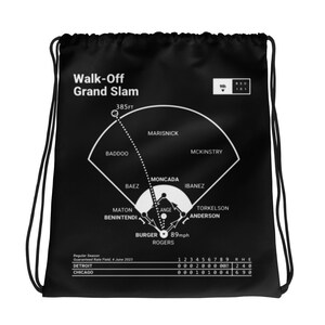Puede incluir: Bolsa de cordón negra con un gráfico de diamante de béisbol blanco. El gráfico muestra a un jugador de béisbol conectando un jonrón con el texto "Walk-Off Grand Slam" en la parte superior. La bolsa también incluye una tarjeta de puntuación de béisbol con el texto "Detroit" y "Chicago".