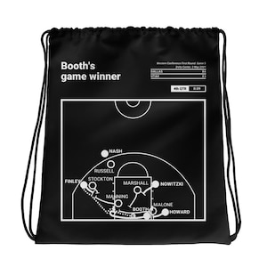 Puede incluir: Diagrama de juego de baloncesto en blanco y negro con el texto "Booth's game winner" en la parte superior. El diagrama muestra la jugada final de un partido de baloncesto con los nombres de los jugadores involucrados, incluyendo "Nash", "Russell", "Stockton", "Finley", "Marshall", "Manning", "Booth", "Nowitzki", "Malone" y "Howard".