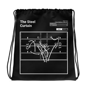 Puede incluir: Bolsa de cordón negra con un diagrama de juego de fútbol blanco y el texto "The Steel Curtain", "Super Bowl", "Tulane Stadium, 12 Jan 1975", "MINNESOTA", "PITTSBURGH", "2nd & 7", "20 07:51", "6" y "16".