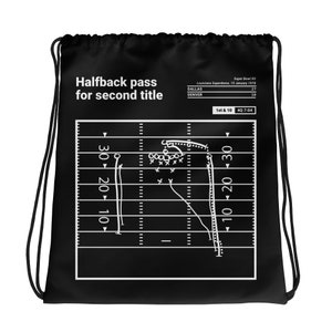 Puede incluir: Mochila negra con cordón de ajuste con un diagrama de jugada de fútbol americano blanco. El diagrama de jugada muestra un pase de medio campo para un segundo título. El texto "Halfback pass for second title" está en la parte superior de la mochila. El texto "Super Bowl XII" está en la parte superior derecha de la mochila. El texto "Louisiana Superdome, 15 January 1978" está debajo del texto "Super Bowl XII". El texto "Dallas 27" está debajo del texto "Louisiana Superdome, 15 January 1978". El texto "Denver 10" está debajo del texto "Dallas 27". El texto "1st & 10 4Q 7:04" está en la parte inferior de la mochila.