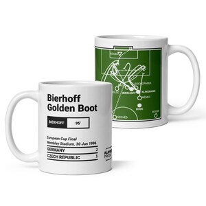 Könnte beinhalten: Weiße Keramik-Tasse mit dem Text "Bierhoff Golden Boot" und einer Fußballspiel-Grafik. Die Tasse erinnert an das Europameisterschaftsfinale im Wembley-Stadion 1996, Deutschland gegen Tschechien. Die Tasse hat einen weißen Henkel.