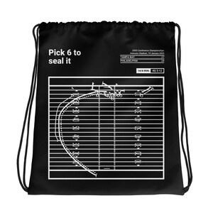 Puede incluir: Mochila negra con cordón de ajuste con un gráfico de campo de fútbol blanco y el texto "Pick 6 to seal it". El gráfico muestra una jugada del partido de campeonato de la NFC de 2003 entre los Tampa Bay Buccaneers y los Philadelphia Eagles. El marcador es 27-10, cuarto cuarto, 3:12 restantes.