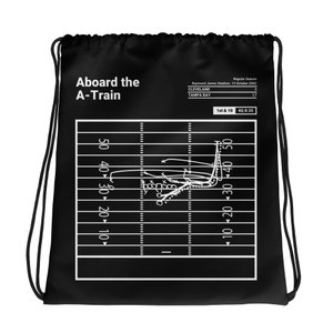 Puede incluir: Bolsa de cordón negro con un gráfico de campo de fútbol blanco y el texto "Aboard the A-Train". El gráfico muestra una jugada del partido de temporada regular de 2002 entre los Cleveland Browns y los Tampa Bay Buccaneers. El texto "1st & 10 40 8:35" también está incluido en el gráfico.