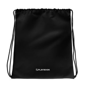 Könnte beinhalten: Schwarze Kordelzugtasche mit weißem Text "PLAYBOOK".