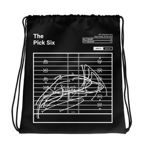Puede incluir: Mochila negra con cordón de ajuste con un diagrama de jugada de fútbol blanco en la parte delantera. El diagrama muestra una jugada llamada "The Pick Six" con los equipos de Baltimore y Pittsburgh. El texto "AFC Championship Heinz Field, 18 Jan 2009" también está en la bolsa.