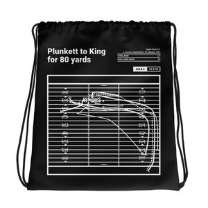 Puede incluir: Mochila negra con cordón de ajuste con un gráfico de campo de fútbol blanco que representa una jugada del Super Bowl XV. El texto "Plunkett to King for 80 yards" está en la parte superior de la bolsa. La jugada es del tercer cuarto, 10:09 en el reloj, con el marcador 27-10.