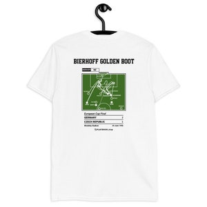 Könnte beinhalten: Weißes T-Shirt mit einer grünen Illustration einer Fußballszene aus dem Finale des Europapokals 1996. Der Text "BIERHOFF GOLDEN BOOT" befindet sich oben auf der Illustration. Der Text "GIERHOFF 95" ist in kleinerer Schrift über der Illustration. Der Text "Europapokal-Finale" befindet sich unter der Illustration. Der Text "DEUTSCHLAND 2" und "TSCHECHISCHE REPUBLIK 1" befindet sich unter dem Text "Europapokal-Finale". Der Text "Wembley Stadium 30. Juni 1995" befindet sich unter dem Text "DEUTSCHLAND 2" und "TSCHECHISCHE REPUBLIK 1". Der Text "PLAYBOOK shop" befindet sich unten auf der Illustration.