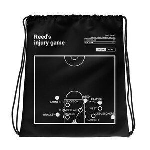 Puede incluir: Una bolsa de cordón negro y blanco con un diseño de cancha de baloncesto. El texto "Reed's injury game" está en la parte superior de la bolsa. El texto "Finals: Game 7" está en la esquina superior derecha de la bolsa. El texto "Madison Square Garden, 8 May 1970" está debajo del texto "Finals: Game 7". El texto "Los Angeles 99" y "New York 113" está debajo del texto "Madison Square Garden, 8 May 1970". El texto "1st QTR 11:42" está debajo del texto "New York 113".