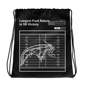Puede incluir: Bolsa de cordón negra con un gráfico blanco de un campo de fútbol y el texto "Longest Punt Return in SB History". El gráfico muestra la trayectoria de una devolución de patada de despeje, con líneas de yardas marcadas de 10-20-30-40-50. El texto "Super Bowl LV", "State Farm Stadium", "February 12, 2022", "Kansas City", "Philadelphia", "38", "35", "4th & 2", "40 10:11" también está incluido.