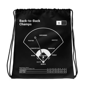 Puede incluir: Mochila negra con cordón de ajuste con un gráfico de diamante de béisbol blanco y el texto "Back-to-Back Champs". El gráfico muestra la alineación de los Cincinnati Reds para el Juego 4 de la Serie Mundial de 1976 con los nombres de los jugadores y sus posiciones. La tarjeta de puntuación muestra que los Reds ganaron 7-2.