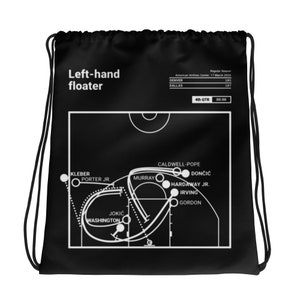 Könnte beinhalten: Schwarze Kordelzugtasche mit einer weißen Basketballfeldgrafik. Die Grafik zeigt den Spielverlauf eines Basketballspiels mit Spielernamen und Positionen. Der Text "Left-hand floater" befindet sich oben auf der Tasche.