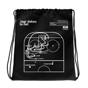 Puede incluir: Bolsa de cordón negra con un diagrama de juego de hockey blanco. El diagrama muestra la jugada de la final de la Copa Stanley de 1992, juego 1, con el texto "Jagr dekes to net".