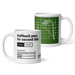 Puede incluir: Taza de cerámica blanca con un gráfico de campo de fútbol verde y texto que dice "Halfback pass for second title", "1st & 10", "4Q 7:04", "Super Bowl XII", "Louisiana Superdome, 15 Jan 1978", "DALLAS 27", "DENVER 10".