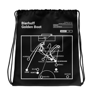 Puede incluir: Ilustración en blanco y negro de una jugada de fútbol. La imagen muestra el gol de la victoria marcado por el jugador alemán Bierhoff en la final de la Copa de Europa de 1996 contra la República Checa. El texto "Bierhoff Golden Boot" está en la parte superior de la imagen.