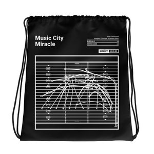 Puede incluir: Bolsa de cordón negra con un gráfico blanco de una jugada de fútbol. El gráfico está etiquetado como "Music City Miracle" e incluye el texto "Wild Card Round", "Adelphia Coliseum, 8 January 2000", "Buffalo 16", "Tennessee 22", "Kickoff 4Q 0:03".