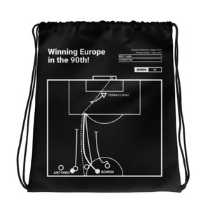 Puede incluir: Mochila negra de cordón con un gráfico blanco de un campo de fútbol. El gráfico muestra una jugada de la final de la Conference League de Europa 2023, con el texto "Winning Europe in the 90th!" en la parte superior. Los textos "West Ham" y "Fiorentina" se enumeran debajo del gráfico, junto con los nombres de los jugadores involucrados en la jugada.