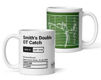 Könnte beinhalten: Weiße Keramiktasse mit einem grünen Fussballfeld-Motiv und Text, der "Smith's Double OT Catch", "3rd & 14", "2 OT 14:50", "Divisional Round", "Edward Jones Dome, 10 Jan 2004", "CAROLINA 29", "ST LOUIS 23" lautet.