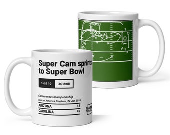 Może przedstawiać: Biały ceramiczny kubek z zielonym wzorem boiska do piłki nożnej i białym tekstem nałożonym na wierzch, który brzmi "Super Cam sprints to Super Bowl". Tekst pod wzorem boiska brzmi "1st & 10 3Q 2:08 Conference Championship Bank of America Stadium, 24 Jan 2016 ARIZONA 15 CAROLINA 49".