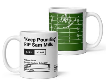 Könnte beinhalten: Eine weiße Keramik-Kaffeetasse mit einem grünen Fussballfeld-Motiv und dem Text "Keep Pounding" RIP Sam Mills 3rd & 3 3Q 9:44 Wildcard Round Ericsson Stadium, 3 Jan 2004 DALLAS 10 CAROLINA 29 PLAY PRODU 10 20 30