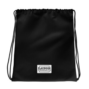 Puede incluir: Bolsa de cordón negra con un logotipo blanco que dice "PLAYBOOK PRODUCTS".