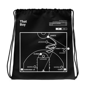 Puede incluir: Bolsa de cordón negra y blanca con un diseño de cancha de baloncesto y el texto "That Boy". La cancha muestra la última jugada del partido entre los Los Angeles Clippers y los Dallas Mavericks. El marcador es de 133 a 135, con los Clippers ganando en la prórroga.