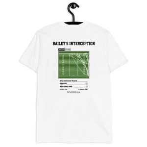 Peut inclure: T-shirt blanc avec un schéma de jeu de football vert au dos. Le schéma montre une pièce appelée "Bailey's Interception" avec le score 30-1:03. Le texte "AFC Divisional Round" est sous le schéma, suivi des équipes "Denver" et "New England" avec leurs scores. Le texte "14 janvier 2006" et "PLAYBOOK shop" sont en bas du schéma.