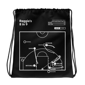 Puede incluir: Una bolsa de cordón negro y blanco con un diagrama de cancha de baloncesto y el texto "Reggie's 8 in 9". El diagrama muestra el desarrollo de un partido de baloncesto con los nombres y las posiciones de los jugadores. El texto "Eastern Conference Semis: Game 1 Madison Square Garden, 7 May 1995" está en la parte superior de la bolsa. Las puntuaciones son Indiana 107 y Nueva York 105. El texto "4th QTR 0:13" está en la parte inferior de la bolsa.