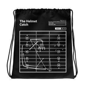 Puede incluir: Bolsa de cordón negra con un diagrama de jugada de fútbol blanco y el texto "The Helmet Catch" y "Super Bowl XLI".