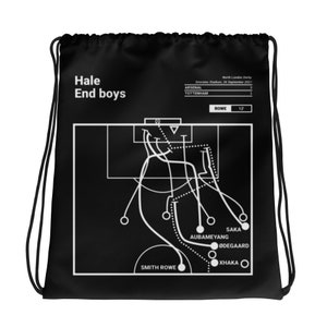 Puede incluir: Bolsa de cordón negra con un gráfico blanco de un campo de fútbol con las posiciones de los jugadores y flechas que muestran el movimiento de los jugadores. El texto "Hale End boys" está en la parte superior del gráfico. El texto "Arsenal Tottenham" está en la parte superior de la bolsa. El texto "North London Derby" está en la parte superior de la bolsa.